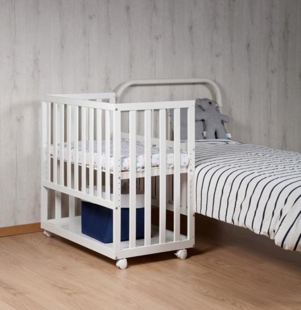 Lit pour bébé Cododo hêtre et roues blanc 55x95 cm  - Childhome