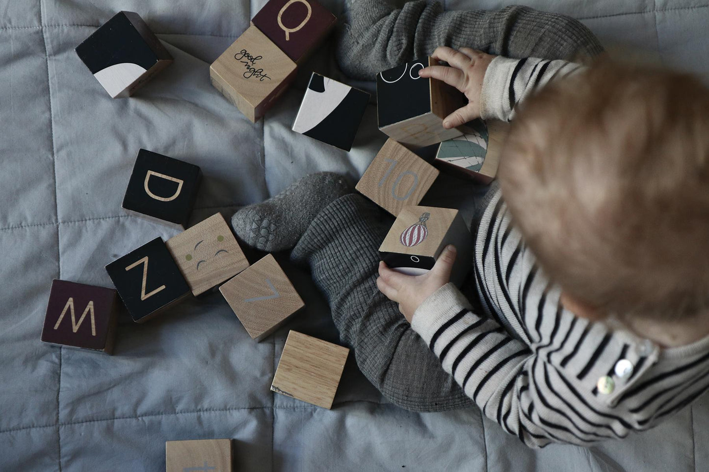 Set de 16 cubes en bois