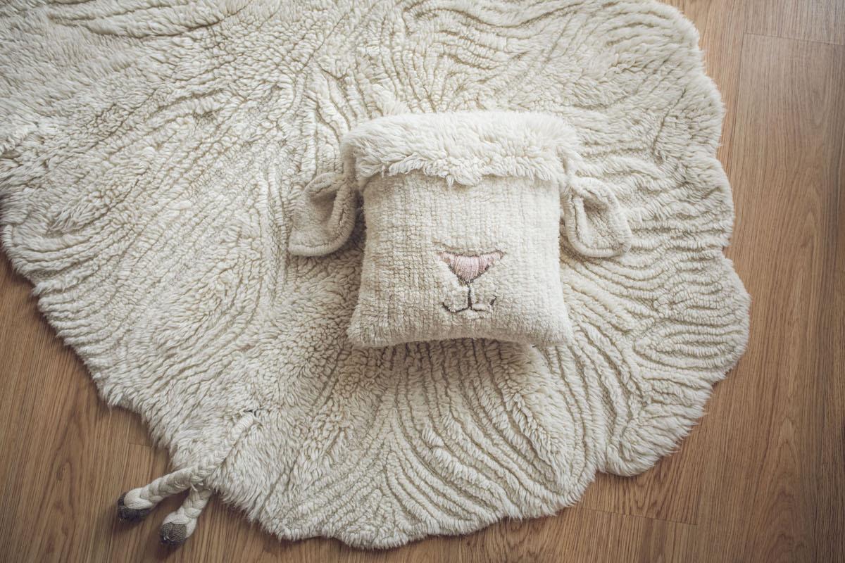 Coussin en laine Pink Nose Sheep - Lorena Canals