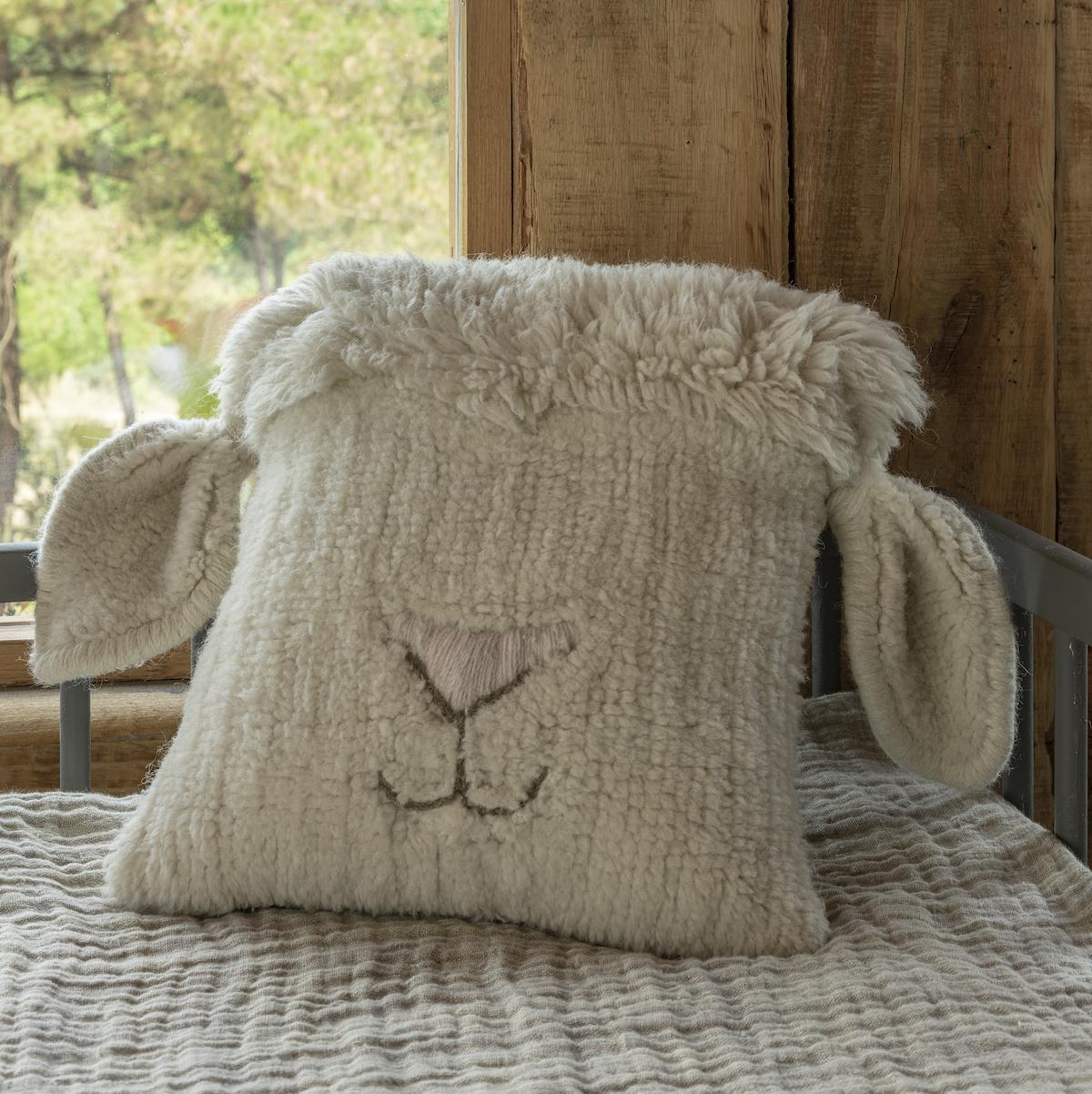 Coussin en laine Pink Nose Sheep - Lorena Canals