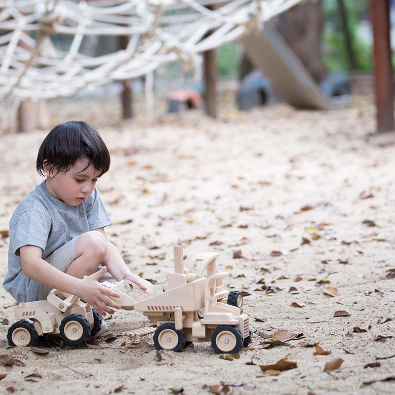 Bulldozer en bois - à partir de 3 ans *